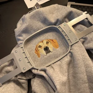 SWEATER MET HUISDIER BORST BORDURING