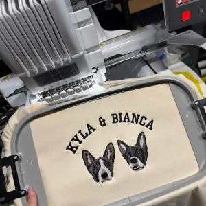 HOODIE MET TWEE HUISDIEREN BORDURING
